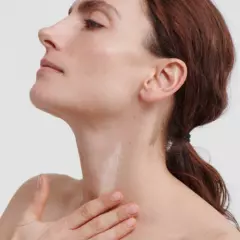 dr_hauschka_uudistava_kaula_ja_dekoltee_voide_40ml-065f01fe5a3671.png